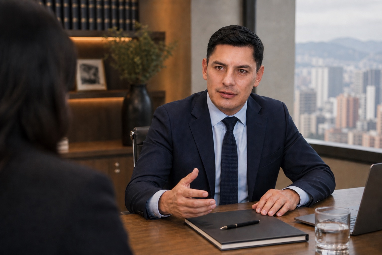 Javier Baquero en consulta con una persona cliente no identificable